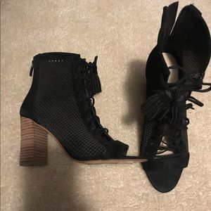 Beautiful black boots heel , like new